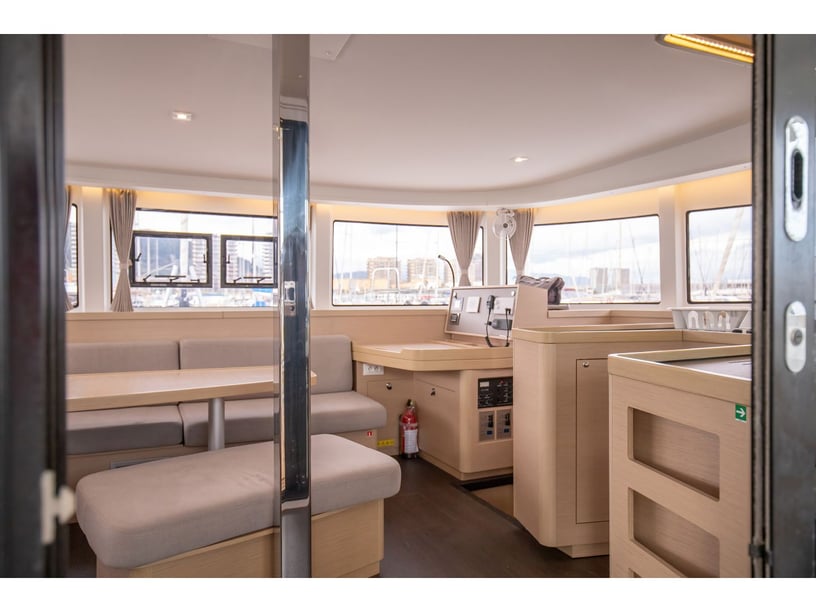 Salerno Catamarano cabina 4  cuccette 12  12  ospiti 12.94 m Numero dell'inserzione: #17572 2