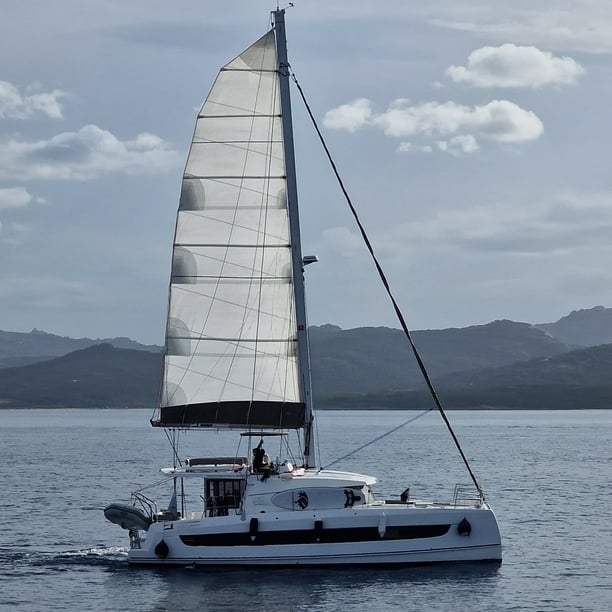 Golfo Aranci Catamarán Cabina 3  8  literas 8  invitados 12.85 m Número de anuncio: #17589