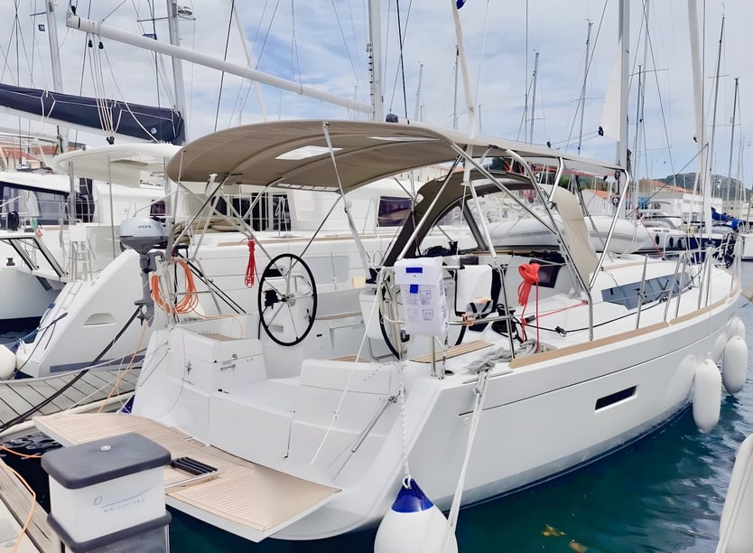 Šibenik Sailboat 3 cabin 8 berths 8 guests 11.75 m Listing Number: #17638