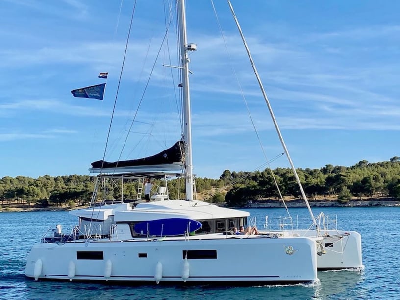 Sibenik Katamaran 5 Kabine 12 Liegeplätze 12 Gäste 15.84 m Nummer des Inserats: #17641