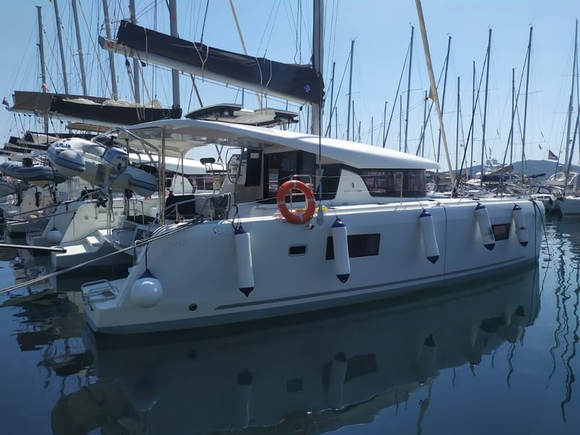 Portisco Catamaran 5 cabin 9 berths 9 guests 12.8 m Listing Number: #17648 3