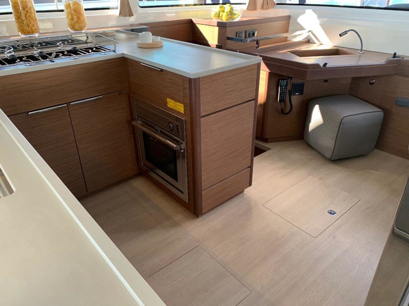 Portisco Catamaran Cabine 5  Couchettes 9  Invités 9  13.99 m Numéro de l'annonce: #17698 2