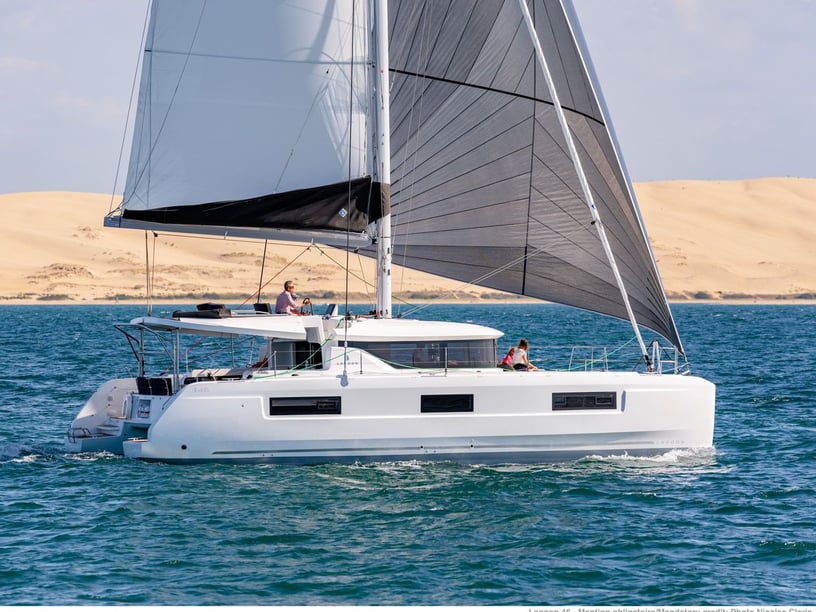 Portisco Catamaran Cabine 5  Couchettes 9  Invités 9  13.99 m Numéro de l'annonce: #17698