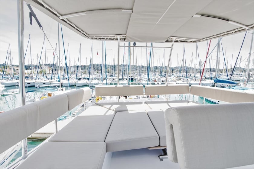 Gouvia Catamarano cabina 6  cuccette 12  12  ospiti 13.79 m Numero dell'inserzione: #17741 4