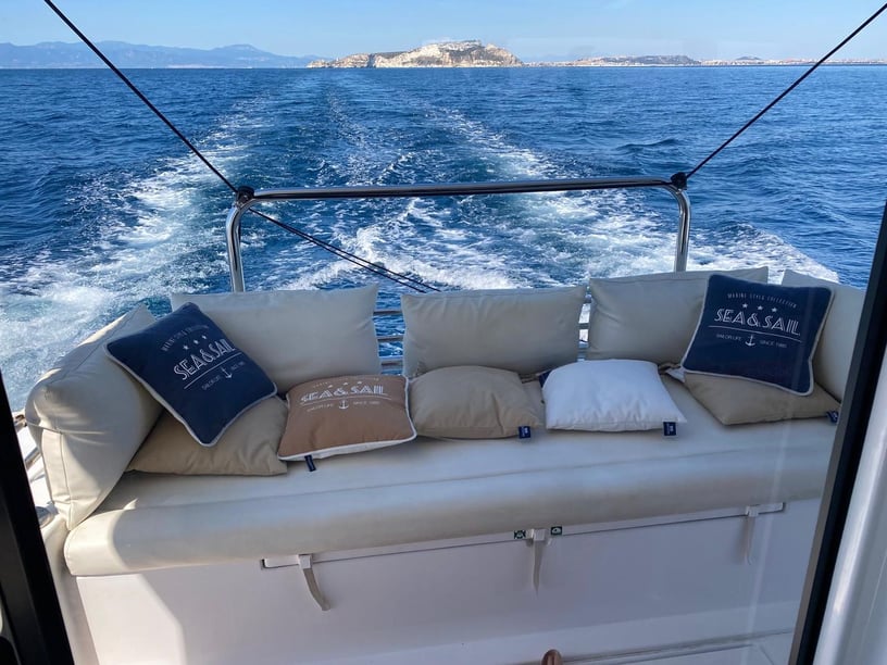 Cagliari Catamaran Cabine 4  Couchettes 8  Invités 8  12.52 m Numéro de l'annonce: #17772 5