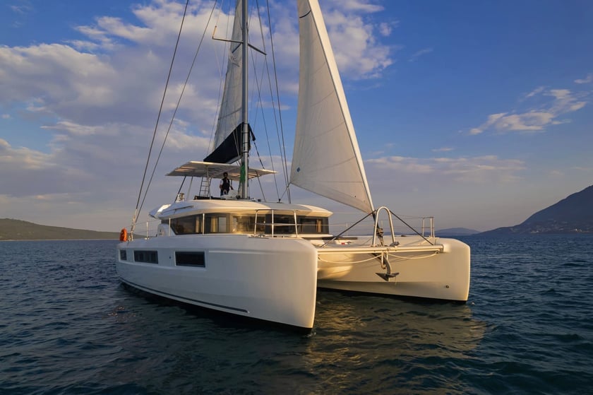 Athens Catamaran 7 cabin 12 berths 12 guests 14.75 m Listing Number: #17776 3