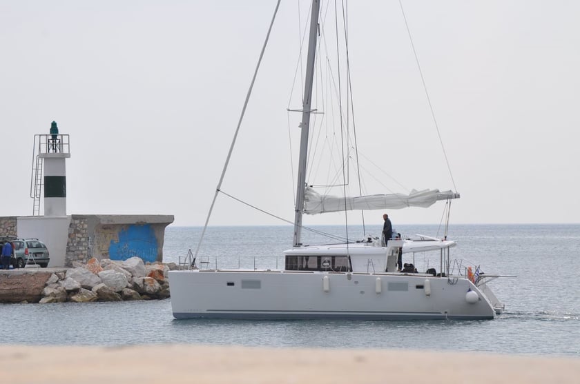 Paros Catamaran 6 cabin 12 berths 12 guests 13.96 m Listing Number: #17796 5
