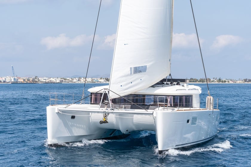 Kos Catamaran Cabine 6  Couchettes 10  Invités 12  13.96 m Numéro de l'annonce: #17828 2