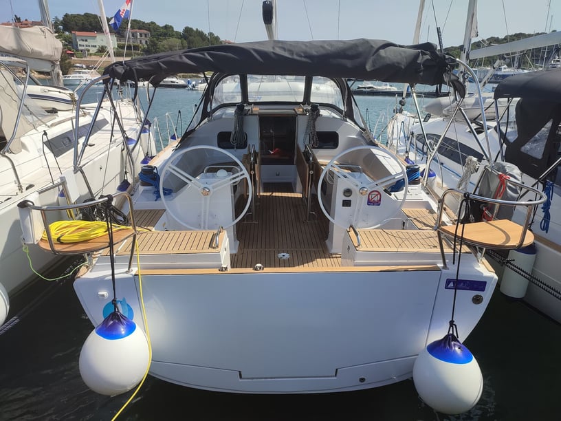 Pula Yelkenli 4 kabin Konaklama 10 kişi Seyir 10 kişi 13.51 m İlan No: #17843