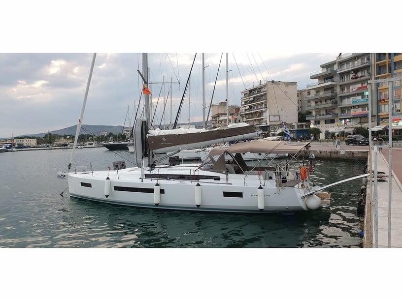 Volos Zeilboot Cabine 6  10  slaapplaatsen 12  gasten 14.22 m Lijstnummer: #17849