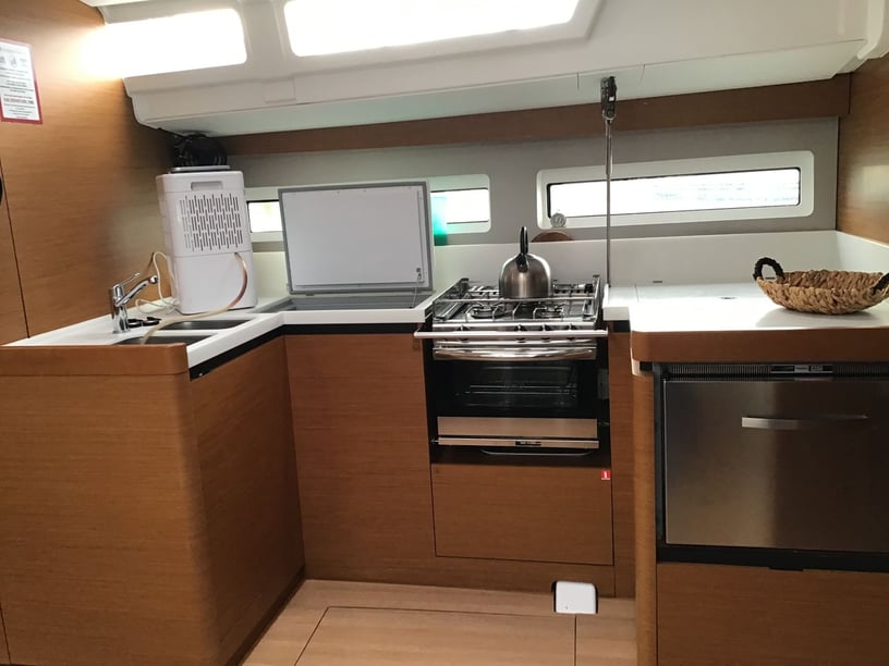 Volos Zeilboot Cabine 6  10  slaapplaatsen 12  gasten 14.22 m Lijstnummer: #17849 3