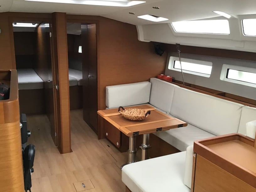Volos Zeilboot Cabine 6  10  slaapplaatsen 12  gasten 14.22 m Lijstnummer: #17849 2