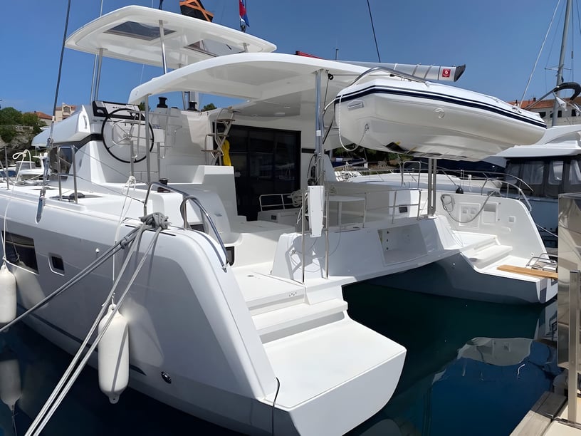 Sibenik Catamaran Cabine 6  Couchettes 10  Invités 10  12.8 m Numéro de l'annonce: #17851