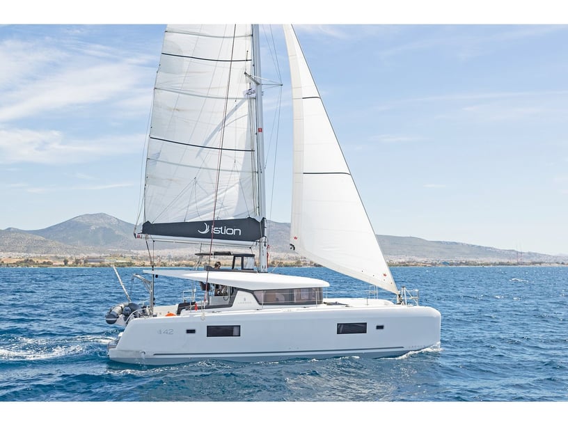 Paros Catamaran Cabine 6  Couchettes 10  Invités 10  12.94 m Numéro de l'annonce: #17864