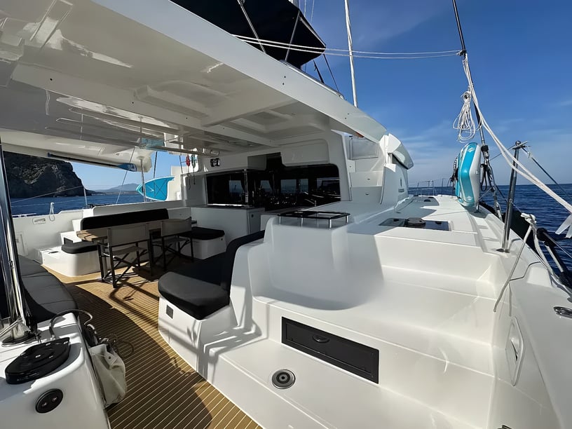 Golfo Aranci Catamaran Cabine 4  Couchettes 9  Invités 9  13.99 m Numéro de l'annonce: #17873