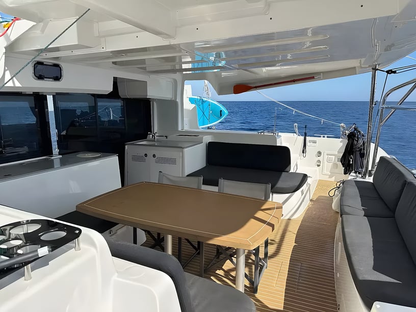 Golfo Aranci Catamaran Cabine 4  Couchettes 9  Invités 9  13.99 m Numéro de l'annonce: #17873 5