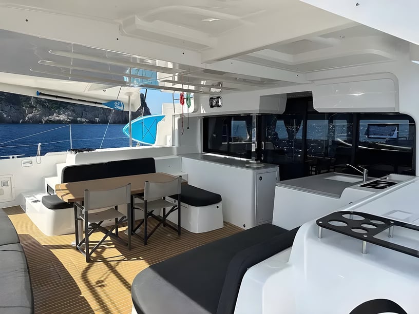 Golfo Aranci Catamaran Cabine 4  Couchettes 9  Invités 9  13.99 m Numéro de l'annonce: #17873 4