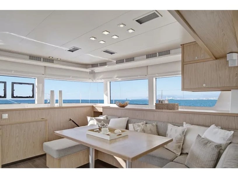 Atenas Catamarán Cabina 8  14  literas 14  invitados 15.84 m Número de anuncio: #17882 2