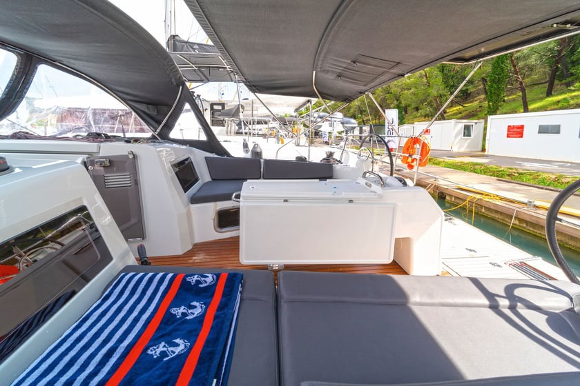 Skradin Sailboat 3 cabin 6 berths 6 guests 12.35 m Listing Number: #17887 3