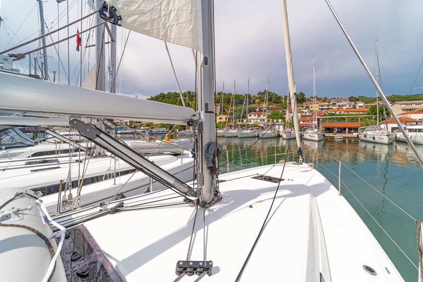 Skradin Sailboat 3 cabin 6 berths 6 guests 12.35 m Listing Number: #17887 4