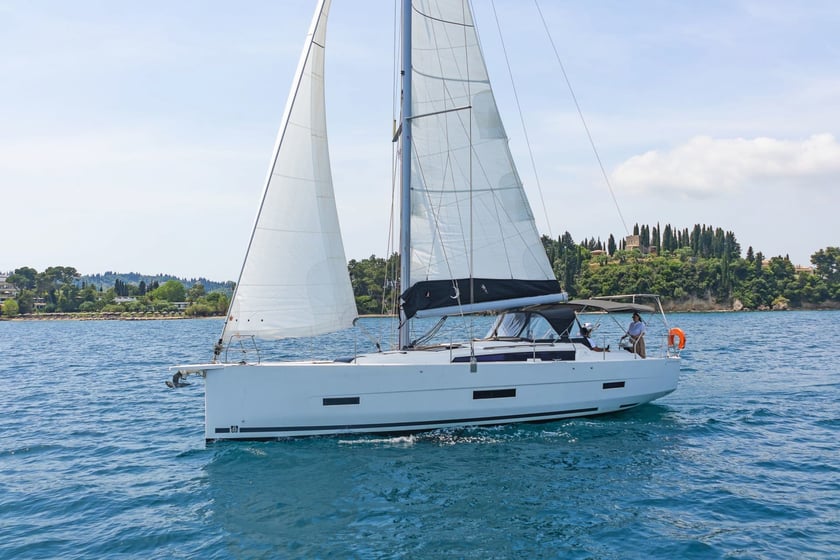 Volos Voilier Cabine 4  Couchettes 8  Invités 8  13.24 m Numéro de l'annonce: #17904 3