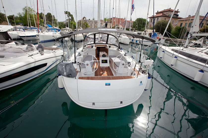 Zadar Voilier Cabine 2  Couchettes 6  Invités 6  9.99 m Numéro de l'annonce: #17921
