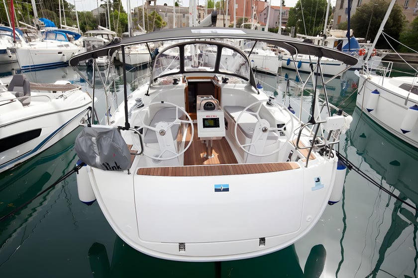Zadar Voilier Cabine 2  Couchettes 6  Invités 6  9.99 m Numéro de l'annonce: #17921 3
