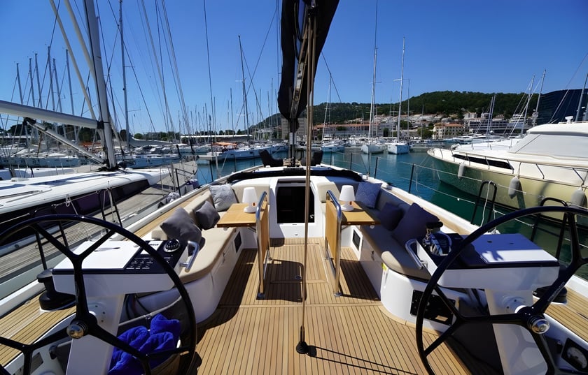 Split Sailboat 3 cabin 6 berths 6 guests 17.16 m Listing Number: #17930 5