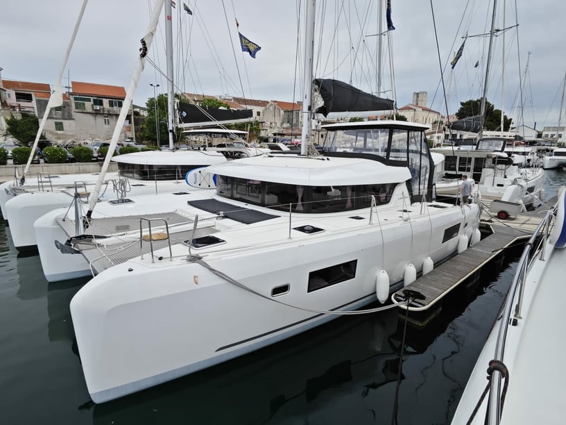 Šibenik Catamaran 4 cabin 8 berths 8 guests 12.94 m Listing Number: #17941 4