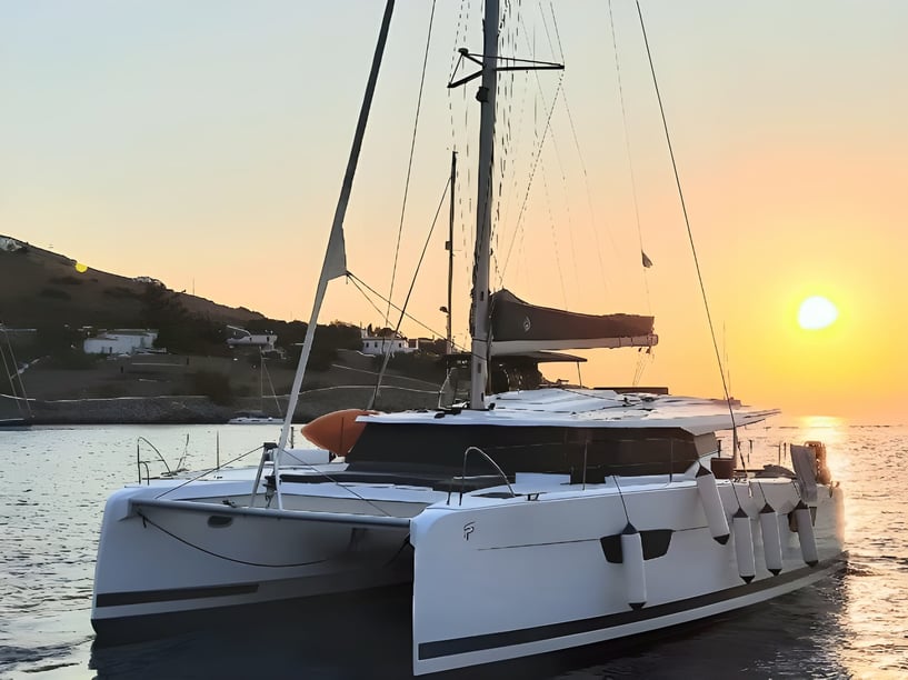 Athènes Catamaran Cabine 5  Couchettes 10  Invités 10  12.58 m Numéro de l'annonce: #17967 3