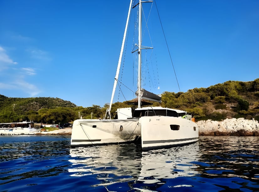 Athènes Catamaran Cabine 5  Couchettes 10  Invités 10  12.58 m Numéro de l'annonce: #17967