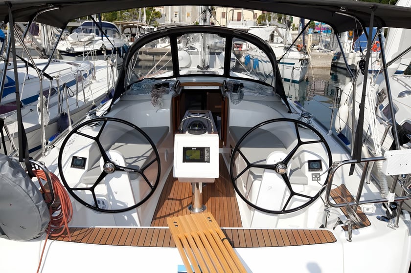 Zadar Sailboat 2 cabin 5 berths 5 guests 9.99 m Listing Number: #17969 5