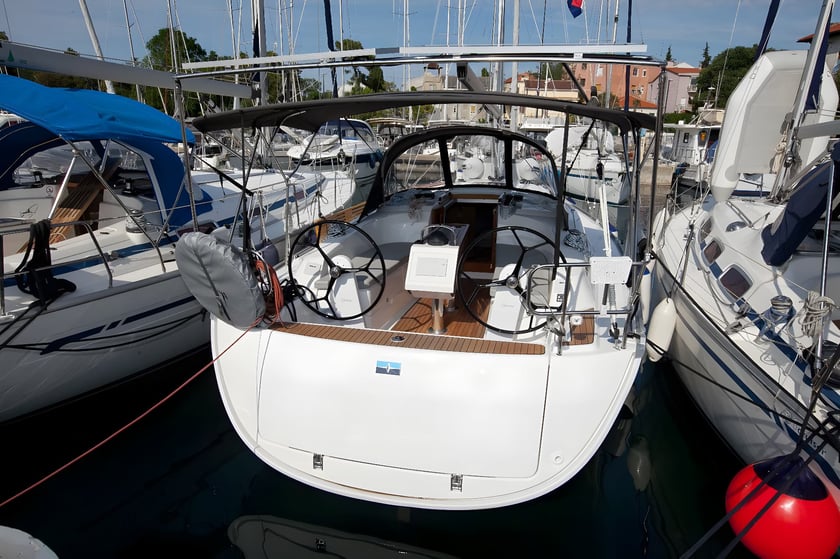 Zadar Sailboat 2 cabin 5 berths 5 guests 9.99 m Listing Number: #17969 3