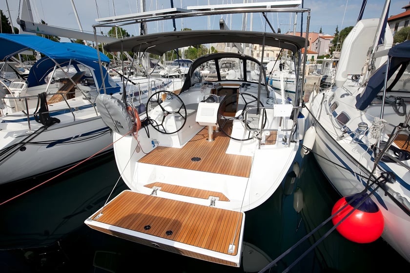 Zadar Sailboat 2 cabin 5 berths 5 guests 9.99 m Listing Number: #17969