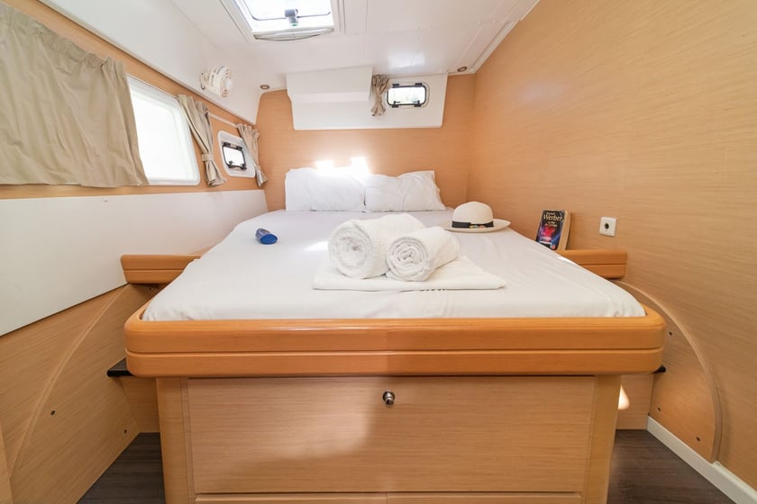 Lavrion Catamaran 6 cabin 10 berths 10 guests 12.61 m Listing Number: #18015 5