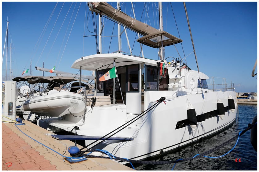 Cagliari Catamaran Cabine 5  Couchettes 11  Invités 11  12.35 m Numéro de l'annonce: #18023