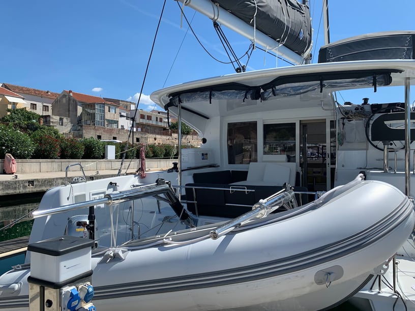 Sibenik Catamaran Cabine 4  Couchettes 10  Invités 10  11.74 m Numéro de l'annonce: #18029 4