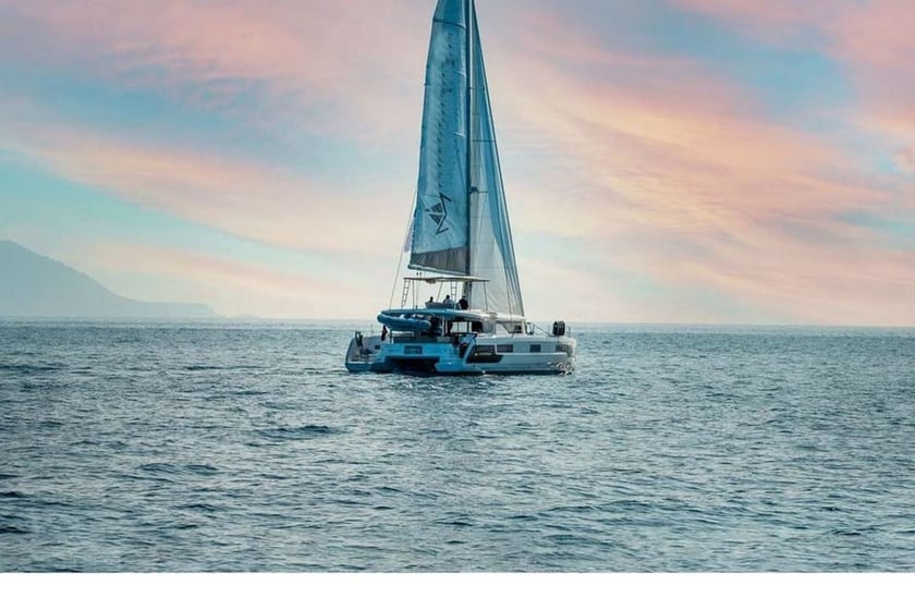 Marmaris Catamaran Cabine 4  Couchettes 9  Invités 9  13.99 m Numéro de l'annonce: #18187