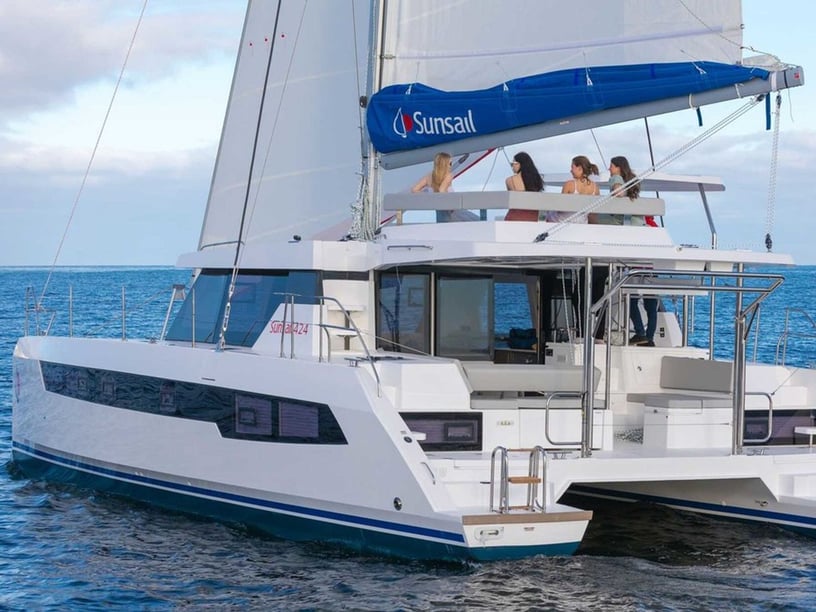 Le Pirée Catamaran Cabine 4  Couchettes 10  Invités 10  12.8 m Numéro de l'annonce: #18396