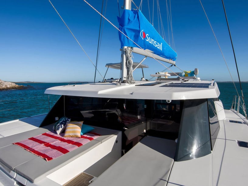 Le Pirée Catamaran Cabine 4  Couchettes 10  Invités 10  12.8 m Numéro de l'annonce: #18396 2