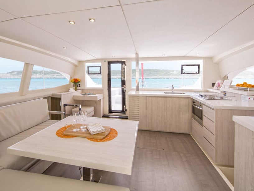 Furnari Catamaran Cabine 4  Couchettes 10  Invités 10  11.99 m Numéro de l'annonce: #18485 2