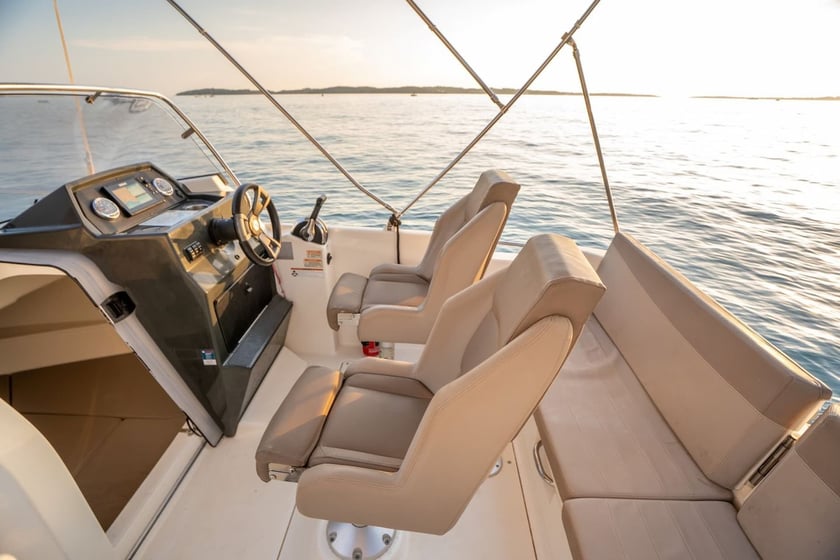 Pula Motorboat   7 guests 6.05 m Listing Number: #18550 5