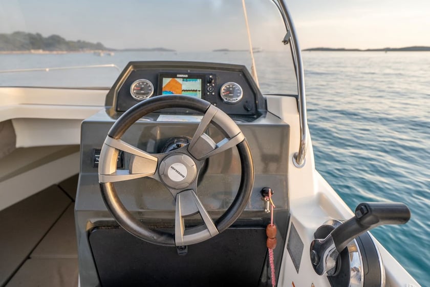 Pula Motorboat   7 guests 6.05 m Listing Number: #18550 3