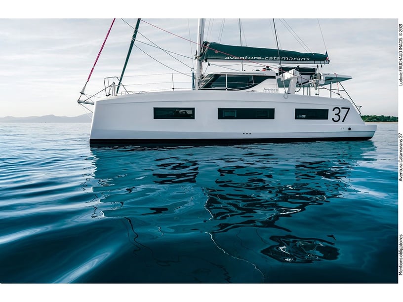 Valencia Catamarán Cabina 4  8  literas 8  invitados 10.9 m Número de anuncio: #18557