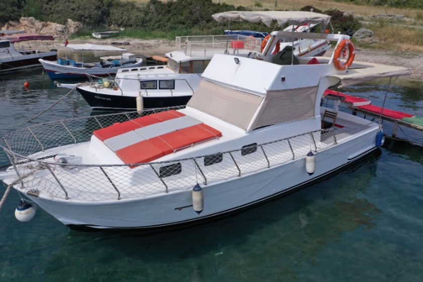 Izmir Motor Yacht   8 guests 9 m Listing Number: #18645 4