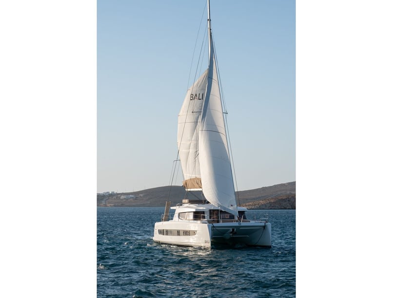 Paros Catamaran Cabine 6  Couchettes 10  Invités 10  13.5 m Numéro de l'annonce: #18658