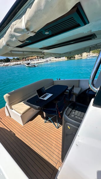 Çeşme Yacht à moteur Cabine 2  Couchettes 4  Invités 8  11 m Numéro de l'annonce: #18717 3