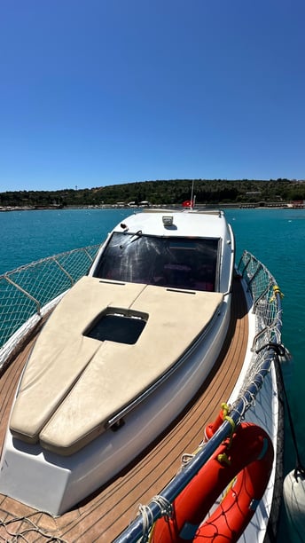 Çeşme Yacht à moteur Cabine 2  Couchettes 4  Invités 8  11 m Numéro de l'annonce: #18717
