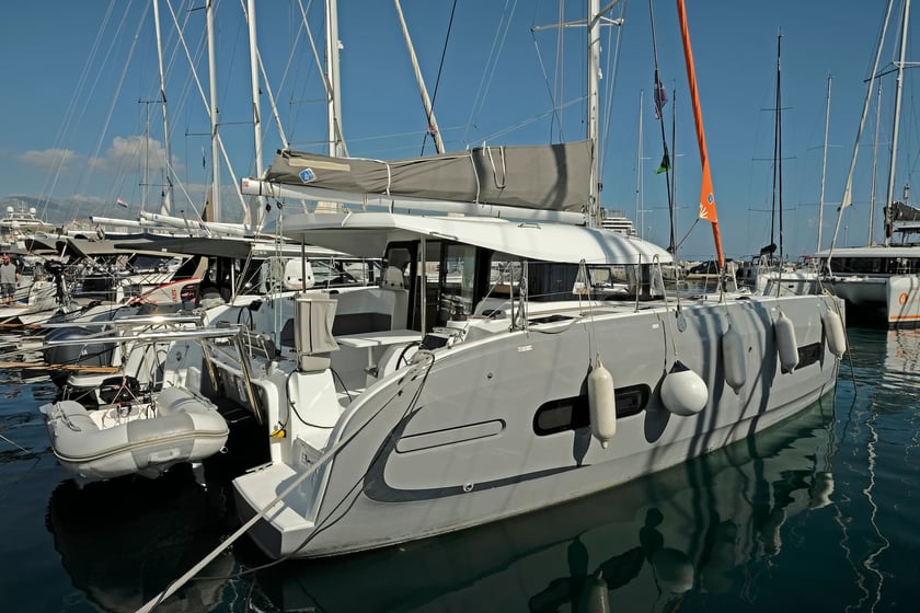 Split Catamaran 6 cabin 12 berths 12 guests 11.42 m Listing Number: #18791 3