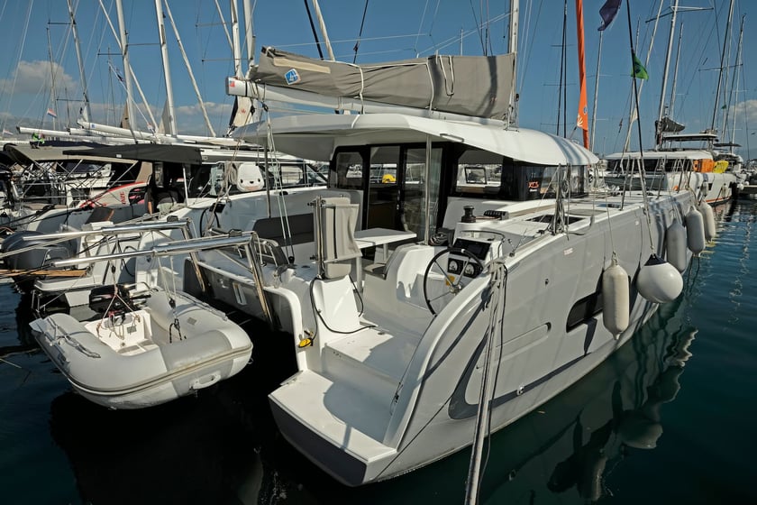 Split Catamaran 6 cabin 12 berths 12 guests 11.42 m Listing Number: #18791 4